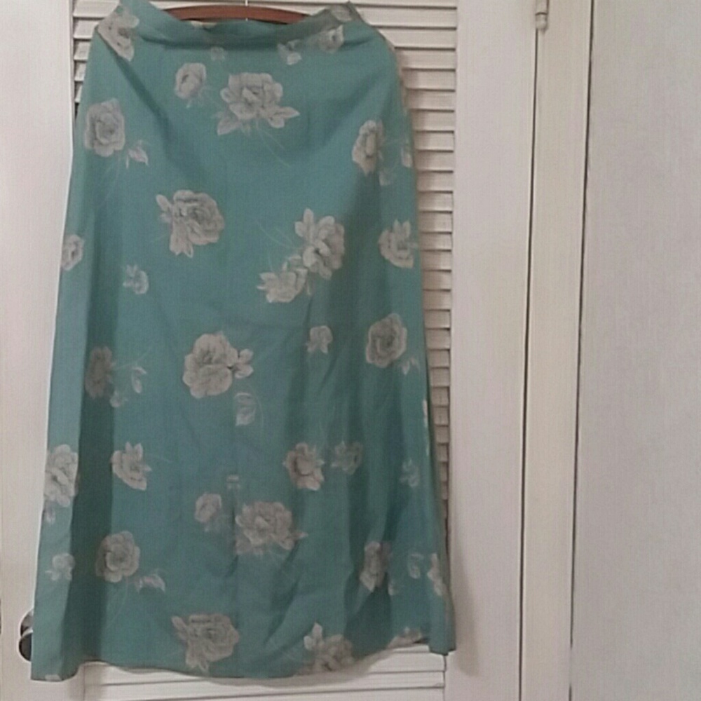 Pleated 100% silk skirt